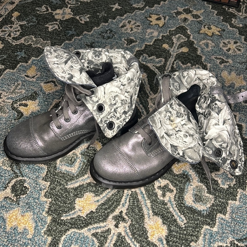 METALLIC GREY DR. MARTENS “Aimilie”